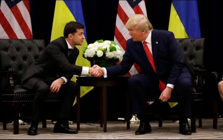 El juicio político se basa en una llamada telefónica entre Trump y su homólogo ucraniano, Volodimir Zelenski (i), en la que el estadounidense pidió a su interlocutor investigar a su rival demócrata Joe Biden y a su hijo Hunter, por sus negocios en Ucrania. AP/ARCHIVO