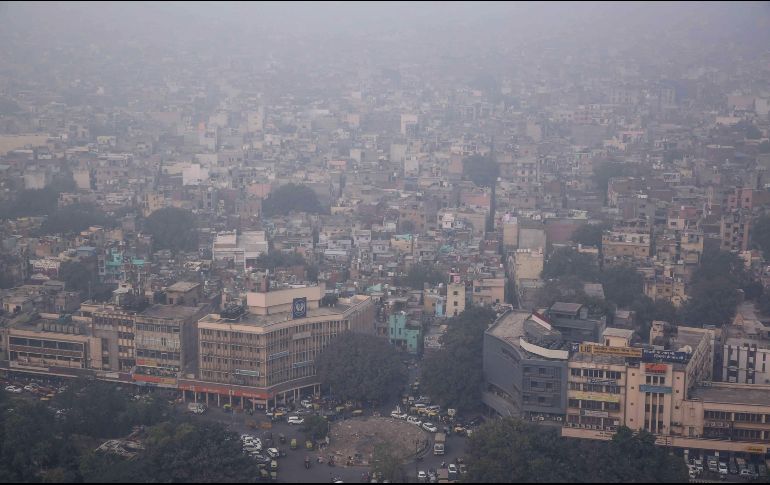 Una capa de esmog cubre este viernes la capital de la India. AFP