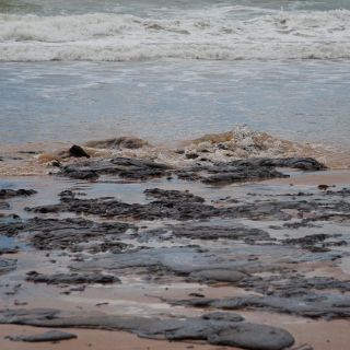 Brasil sospecha que buque griego causó derrame de petróleo