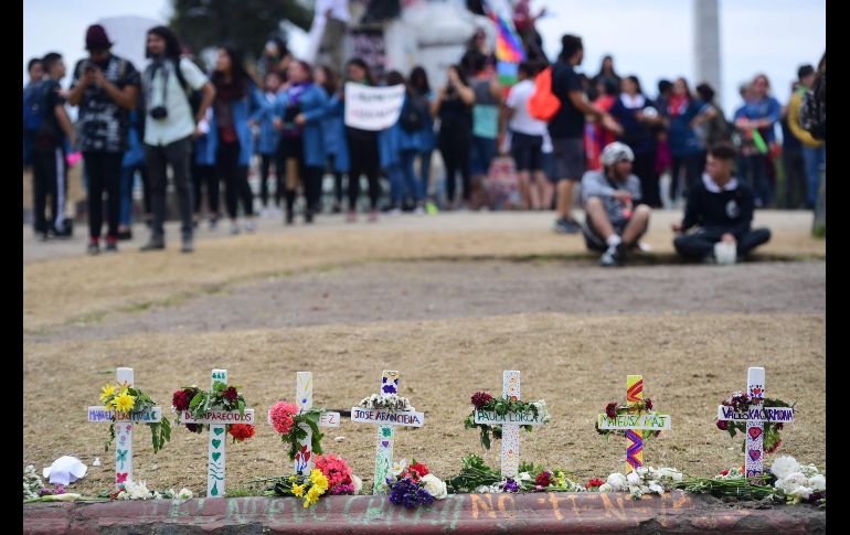 En la en Plaza Italia colocaron cruces en memoria de los fallecidos. AFP/M. Bernetti