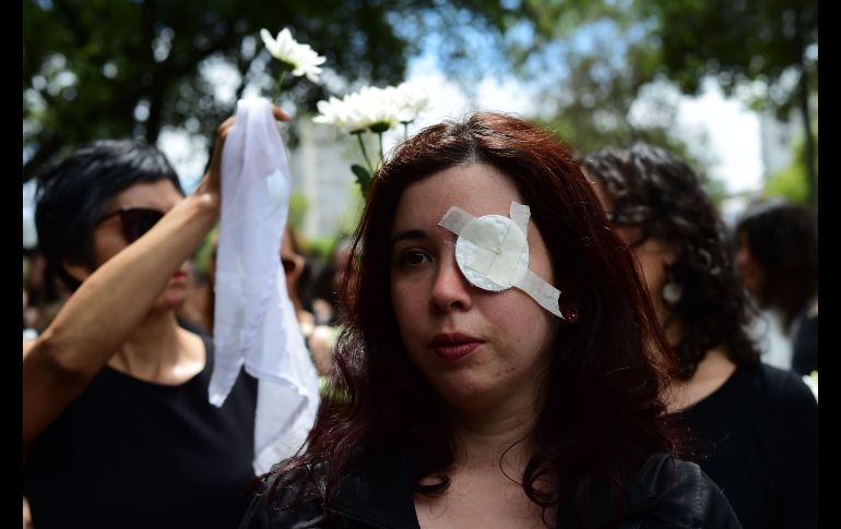Con parches en los ojos también se recordó a los heridos en las manifestaciones. AFP/M. Bernetti
