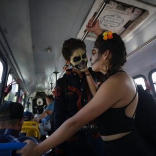 Para celebrar a los muertos, catrinas salen a las calles de Guadalajara