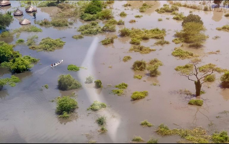 Varias personas en una canoa se mueven a través de una zona inundada entre Gumuruk y Lekongole, en Sudán del Sur. AP/Medecins Sans Frontieres
