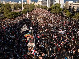 En Santiago, decenas de miles de manifestantes se reunieron en la céntrica plaza Italia desafiando el feriado extendido que transita el país. AFP/J. Torres