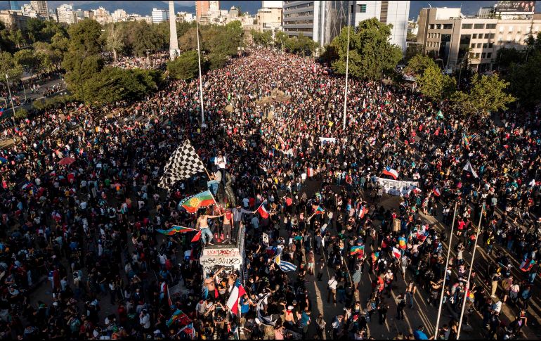 En Santiago, decenas de miles de manifestantes se reunieron en la céntrica plaza Italia desafiando el feriado extendido que transita el país. AFP/J. Torres
