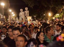 Las comparsas o muerteadas son fiestas tradicionales en las que la población se disfraza y sale a festejar a los muertos al ritmo de la música. TWITTER/@Oaxtravel