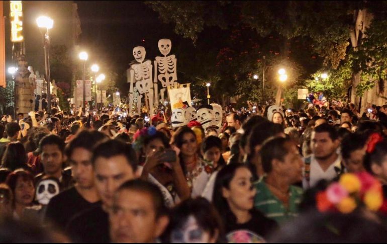 Las comparsas o muerteadas son fiestas tradicionales en las que la población se disfraza y sale a festejar a los muertos al ritmo de la música. TWITTER/@Oaxtravel