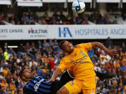 Rafael Souza (d), de Tigres, disputa el balón con Jair Pereira (i), del Querétaro, durante el juego de este sábado. EFE/E. Contia