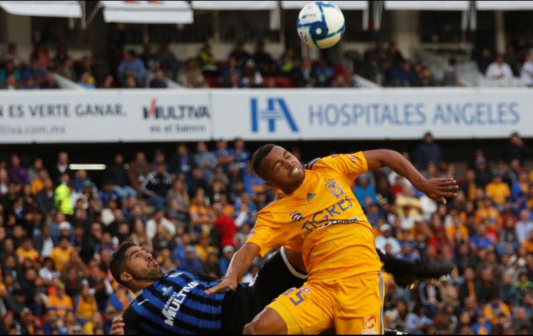 Rafael Souza (d), de Tigres, disputa el balón con Jair Pereira (i), del Querétaro, durante el juego de este sábado. EFE/E. Contia