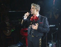 “El Potrillo”. Alejandro Fernández, engalanado con su tradicional traje de charro. EL INFORMADOR / E. Barrera