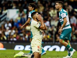 El jugador del América, Bruno Valdez, lamenta una falla ante Santos. EFE/J. Méndez