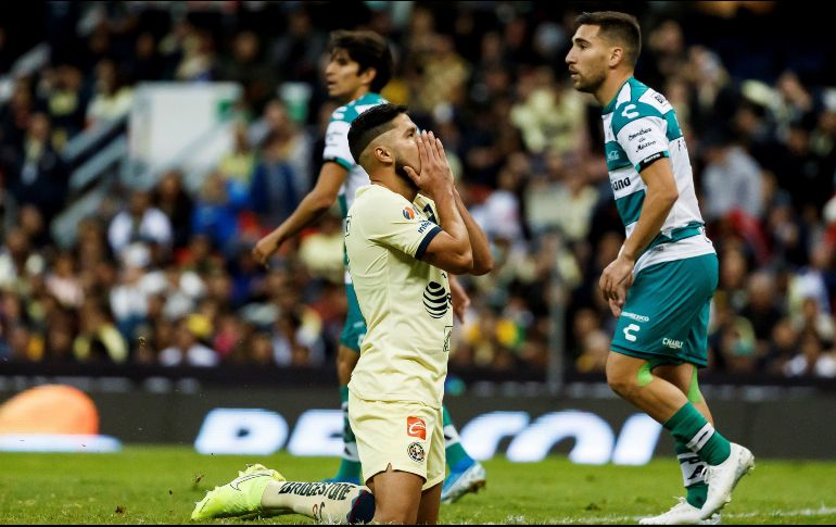 El jugador del América, Bruno Valdez, lamenta una falla ante Santos. EFE/J. Méndez