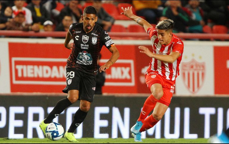 Francisco Jara, autor del segundo gol, disputa el balón con Alexis Peña. IMAGO7/G, Treviño