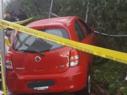 El auto robado fue estrellado y abandonado en el retorno de avenida Patria. FACEBOOK/PoliciadeZapopan