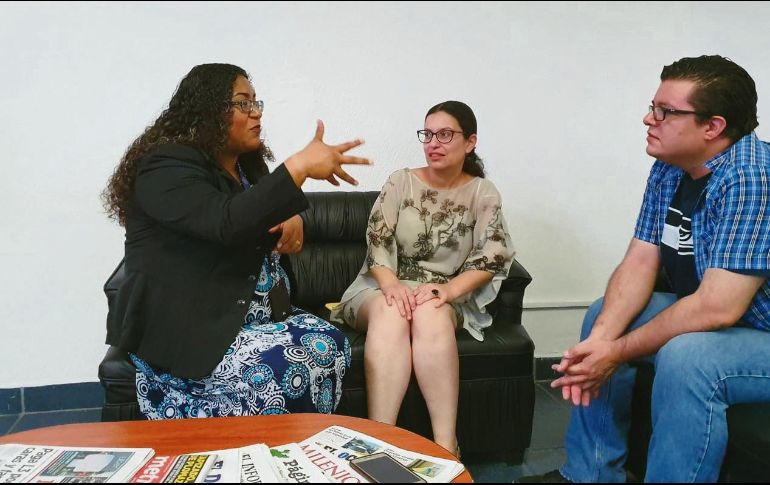 Karina Valadez (izq) es la única con título de Perita en Lengua de Señas Mexicana en Jalisco. EL INFORMADOR/R. Bobadilla