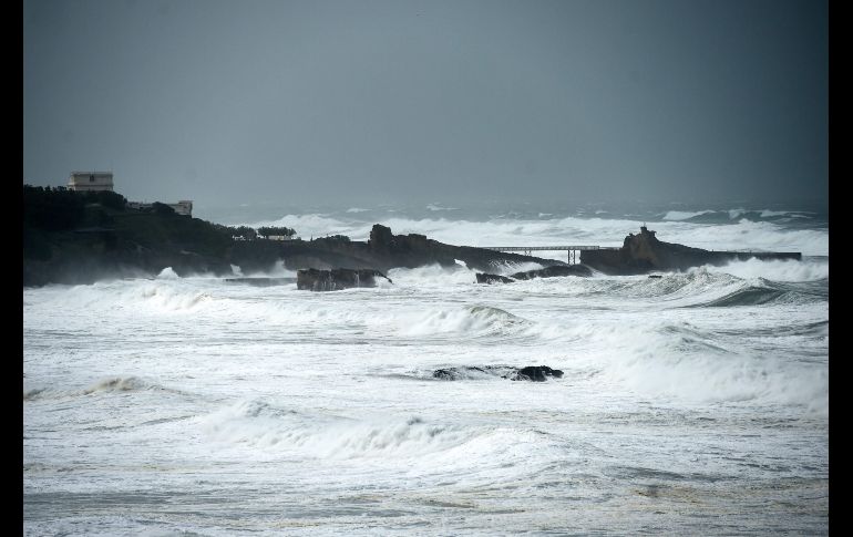 Altas olas se estrellan en la costa de Biarritz, en el suroeste de Frnacia. AFP/G. Iroz