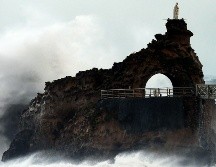 Altas olas se estrellan en la costa de Biarritz, en el suroeste de Frnacia. AFP/G. Iroz