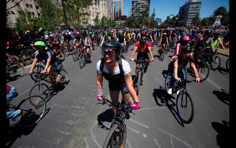 Los manifestantes pedalearon por varios puntos de Santiago. AFP/C. Reyes
