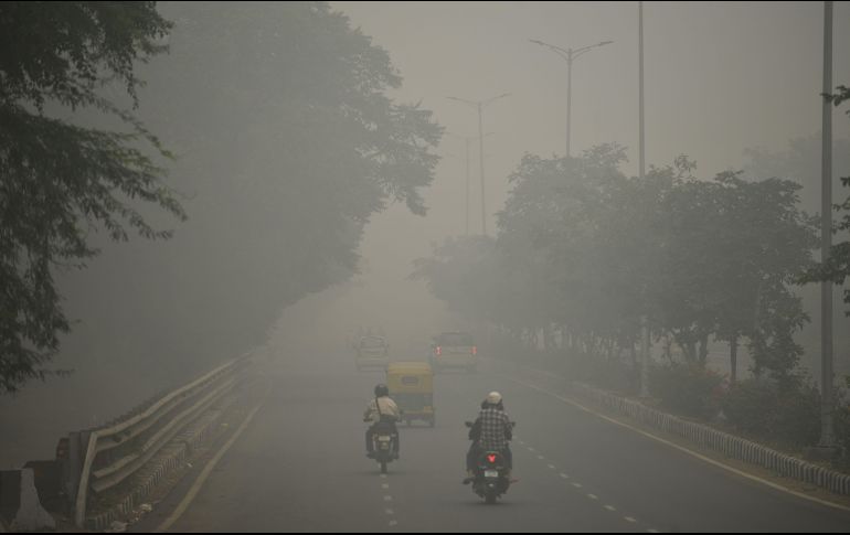 Automovilistas y motociclistas transitan este domingo por una calle en Nueva Delhi. AFP/S. Hussain
