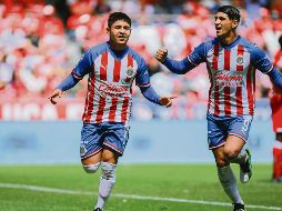 Javier López y Alan Pulido festejan el primer tanto de Chivas, en un partido en el que fueron los jugadores más determinantes. IMAGO7