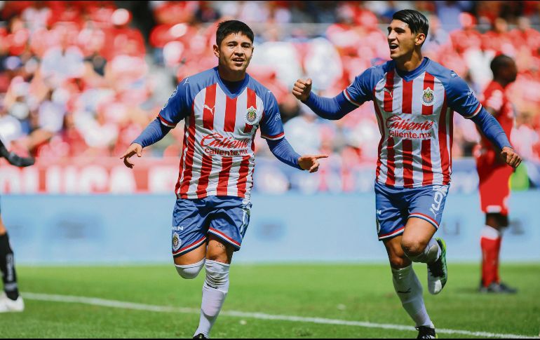 Javier López y Alan Pulido festejan el primer tanto de Chivas, en un partido en el que fueron los jugadores más determinantes. IMAGO7