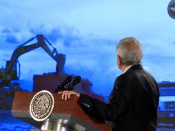 López Obrador mostró un video donde la secretaria de Energía, Rocío Nahle asevera que no hay inundación en el terreno donde se construye la refinería. NTX / J. Lira
