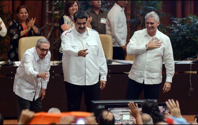 Raúl Castro Ruz (i a d),  Nicolás Maduro y Miguel Díaz-Canel (d) en la clausura del Encuentro Antimperialista de Solidaridad, por la Democracia y contra el Neoliberalismo en el Palacio de Convenciones, en La Habana, Cuba. EFE/ARCHIVO