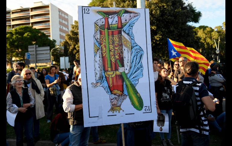 Independentistas catalanes protestan contra la presencia de la familia real. AFP/J. Lago