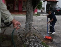 Quienes laven su banqueta o cochera utilizando el chorro de una manguera se harán acreedores a una amonestación de mil 689 pesos el próximo año. EL INFORMADOR/ ARCHIVO
