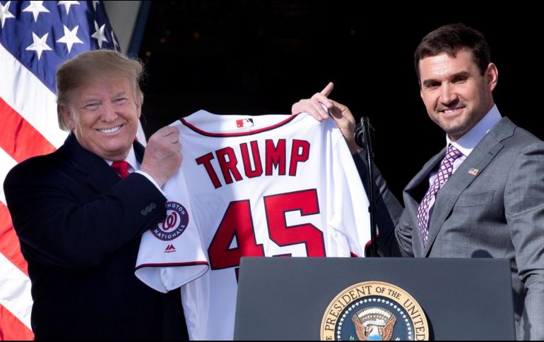 Trump recibió una camiseta de los Nacionales No. 45 del primera base Ryan Zimmerman. EFE / M. Reynolds