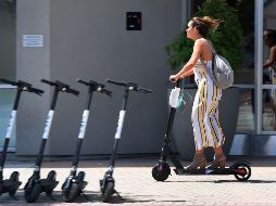 La convocatoria queda abierta para todas las empresas que puedan comprobar su experiencia en la prestación de servicios de scooter y bicicletas sin anclaje. AFP/ ARCHIVO