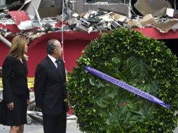 Esta mañana el Presidente Calderón y su esposa visitaron la zona siniestrada en el casino de Monterrey. AFP  /