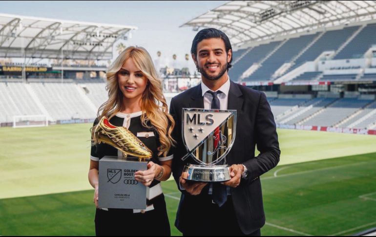 Acompañado por su esposa, Carlos Vela presumió los trofeos que obtuvo gracias a una temporada sobresaliente en la MLS. @11carlosv