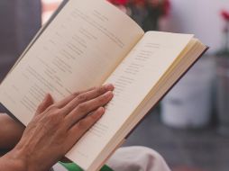 A través de sus canales de YouTube, los creadores comparten su video reseña de un libro para la difusión y opinión de la literatura en los medios tecnológicos. NTX / ARCHIVO