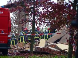 Bomberos y policías trabajan en el inmueble este martes. EFE/EPA/D. Ferretti