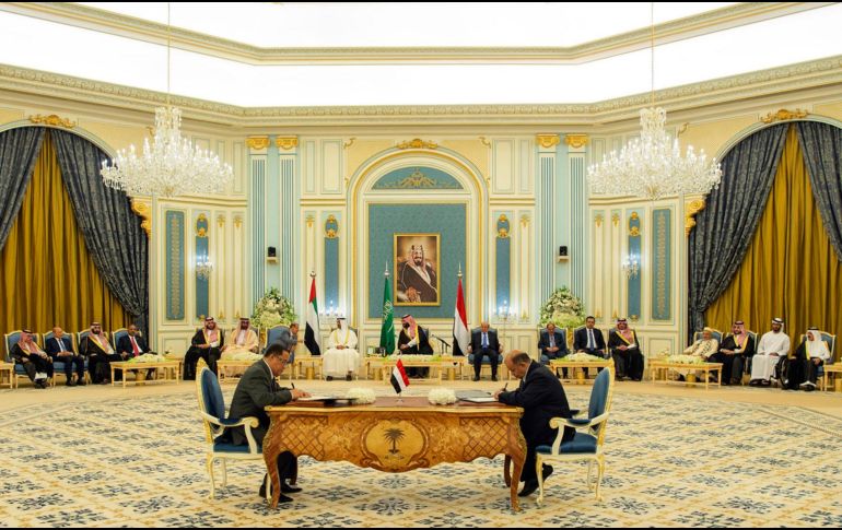 Nasser al-Khabji y Salem al-Khanbashi firman el acuerdo en el Palacio Real de Riad, Arabia Saudita. AP/Palacio Real Saudí/ B.Aljaloud