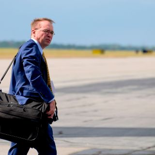 Citan a declarar al jefe de gabinete de Trump por caso Ucrania