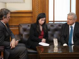 El Mandatario compartió una fotografía en la que aparece conversando por teléfono con Trump junto al canciller Marcelo Ebrard. TWITTER@lopezobrador_