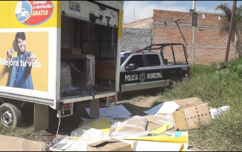 A la llegada de los oficiales, pudieron ver a sujetos que en flagrancia descargaban la mercancía. ESPECIAL / Policía de Tlaquepaque