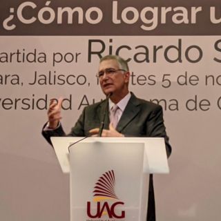 Repartir dinero a pobres no acabará con la pobreza: Salinas Pliego