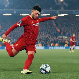 Liverpool derrota al Genk y se adueña del liderato