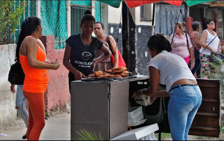 Una mujer vende empanadas en el barrio Romerillo, en La Habana, este miércoles. EFE/Y. Zamora