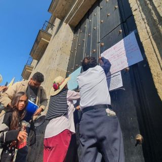 Se manifiestan durante primer informe de Alfaro; piden revocación de mandato