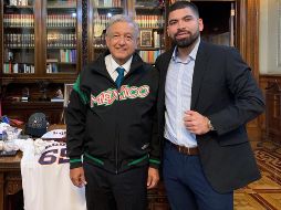 El Presidente Andrés Manuel López Obrador (i) posa con el lanzador mexicano de los Astros de Houston, José Luis Urquidy (d), a quien recibió este miércoles en Palacio Nacional. EFE/Presidencia