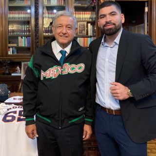 López Obrador se da tiempo para recibir a jugador de beisbol