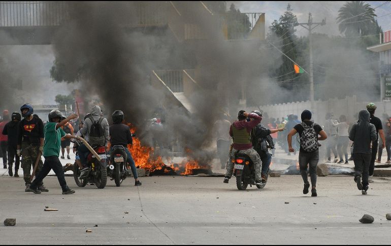 Los manifestantes se pelearon con piedras, palos y petardos, e incluso unos estudiantes lanzaron cohetes con bazucas artesanales. EFE/J. Ábrego