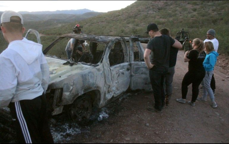 Miembros de la familia LeBarón observan un vehículo calcinado donde fueron ultimados sus familiares cuando circulaban por las comunidades de Bavispe y Ejido Pancho Villa. EFE/M. Hartz