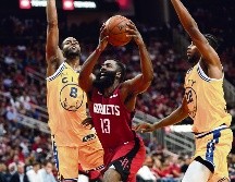 James Harden encabezó a la ofensiva de Houston para sumar su quinta victoria de la campaña. AP
