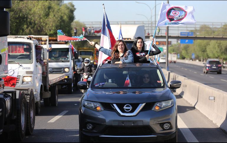 Transportistas y automovilistas protestaron ayer contra las tarifas de peaje. EFE/E. González