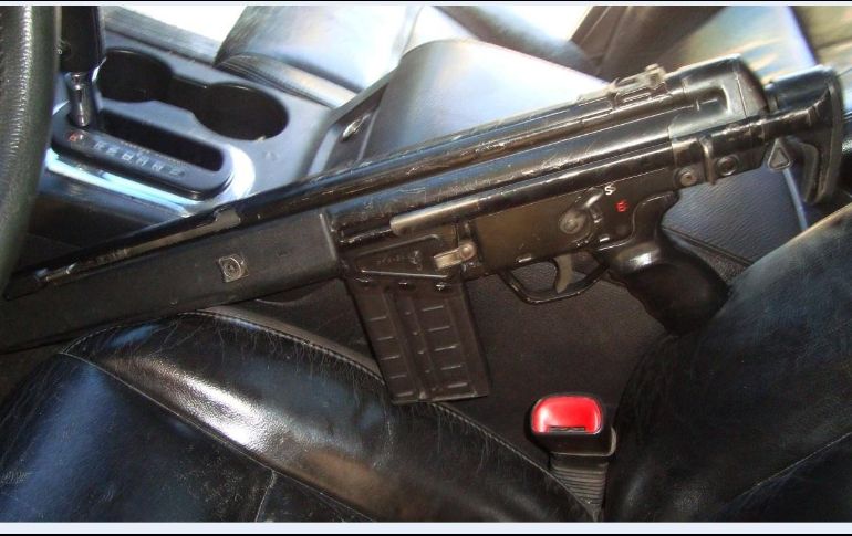 La Policía encontró armas cortas y largas en los vehículos involucrados en el enfrentamiento. EL INFORMADOR/Archivo